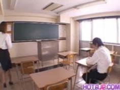 綾桜井は教室でスリットにクリームを置きます