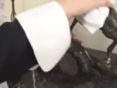 愛内詩織日本のメイド、彼女の角質のママを吸う