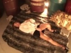 美しいハタノユイは彼女の猫を指差して