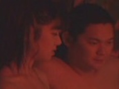 若い日本人油を塗った湯たんぽ