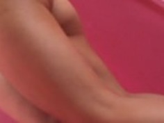 ピンクの光の中でキス日本人の女の子