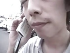 日本人の妻は彼女の短いスカートを持ち上げる