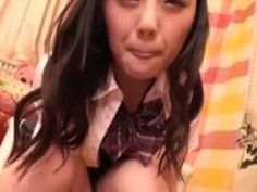 【鈴原エミリ電マ】着衣で制服の美人娘女子校生の、鈴原エミリの電マオナニー自撮り痙攣淫語大量潮吹きプレイがエロい。