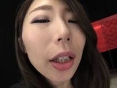 【篠田あゆみ熟女エロ動画】四つん這いでフェラするフェロモンがヤバイスケベ美人篠田あゆみ