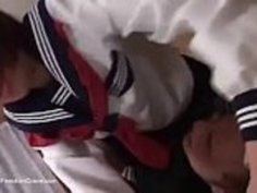 日本の女子学生の殴打とクラスメートの釘付け