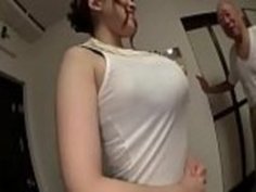 Datingsolo.com - ジャップ・ボーイは彼のステップ・モムに抵抗できず、眠っているおじいちゃんの前に愛を作ることができなかった