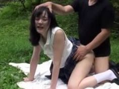 【鈴原エミリハメ撮り】色白でエロい美尻の女子大生美人娘、鈴原エミリの露出バック青姦プレイエロ動画！！