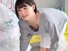 胸元を大胆に見せ付けながらゴミ出しするノーブラの若妻を早朝から襲う鬼畜男白咲碧