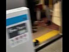 2日本の地下鉄で貧しい古い無防備な日本の男を打つクレイジーモンゴル人