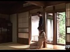 かなり若い日本人のベイビーは、蒸気のフェラチオで眩しい