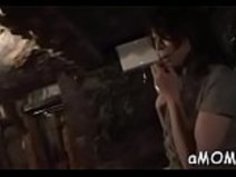 驚くべきシーンでは、日本からの楽しい熟女が喜びます。