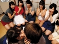 昼下がり町内会若妻たちのちょっと危険でかなりHな王様ゲーム母の代理で参加した町内会の集まりで「王様ゲームやりたい」と言い出した日比乃さとみ♪三島奈津子♪二階堂ゆり♪今井ゆあ♪尾上若葉♪羽生ありさ♪大場ゆい