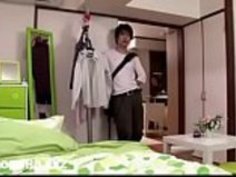 隣人による日本の十代の強制的な性交