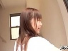 セクシーな日本のプレイガールが激しいフェラチオを披露する