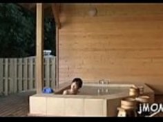 痩せた日本の若い老人は、情熱的に大きな巨根を吸う