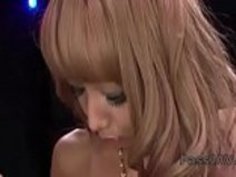 驚異の日本の女の子京子は剃ったオマンコのオナニーを手に入れた