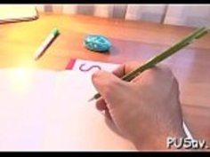 彼女が大きな雄鶏を舐めると、日本の猫が指で穿孔される