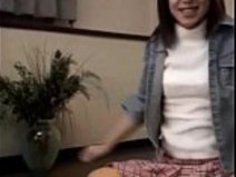 日本からの小柄な18yo女の子がコックを食べる