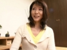 初撮り五十路妻AVデビュー旦那さん以外にセフレが2人もいるという上原千尋さん根っからのスケベ奥様ネットリとしたいやらしい舌使いでチ○ポを骨抜きにする絶品フェラチオも必見上原千尋