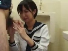 【湊莉久口内射精】ショートヘアな美人娘女子高生の、湊莉久の口内射精フェラ抜きプレイが、トイレにて…！！【Sharevideos】