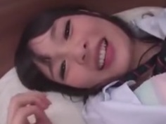 【跡美しゅり】パイパンの女子高生と制服着衣セックス動画