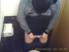 人妻パート事務員さんのトイレ 10