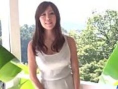 秋野千尋は、屋外xxx中に深刻なモードでコックを試みます