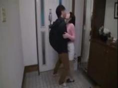 欲求不満妻の家に旦那がいない日に上がり込んで家中でパコりまくりｗ