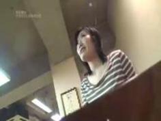 乳首が見え隠れしてるセクシーな美容師(2)