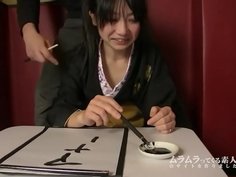 自称書道教室の先生！あまりにも汚い字を書く笑い上戸の彼女のオマンコに筆を挿入してみて腰使いで上手に書けるか実証してみました！　森島みく 1