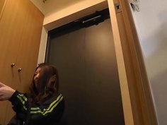 デリバリー弁当屋のお姉さんに勃起したチンコを擦り付けました 1