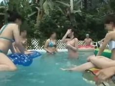 デカ乳お姉さんのビキニが！ロッカールームになだれ込んで卑猥な公開ＳＥＸ