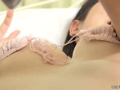 極小下着の綺麗なお姉さんのエッチなマッサージでお尻もおっぱいも弾む