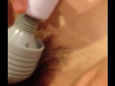 個人撮影　人妻が自ら電マをしながら挿入