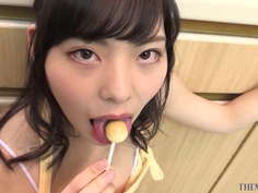 台所で下着姿の美女がアメをいやらしい顔つきで舐め回す [buna 002]