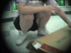 美人コンビニ店員しゃがんだので前にまわって