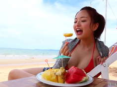 真っ赤なビキニを着てフルーツを頬張る彼女、果汁が滴りプルンとした軟乳をつたう - 山中 真由実 [bmay-009]