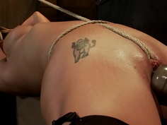 拘束されての股縄責めに絶叫しながら小便をもらす奴隷女　①