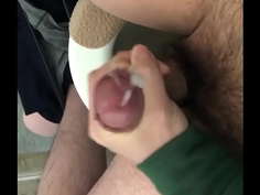 日本人　30代素人　寝起きトイレでオナニー 射精