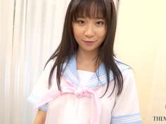 セーラー服を着た美少女、雨に濡れた制服を脱ぎ素肌を晒す [HIGR-009]