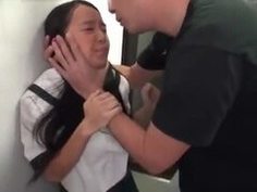 日焼けロリに大人巨根をフェラさせて大量顔射！