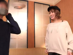 どちゃクソ淫乱ムスメ【はままお】が満を持して降臨！！！持ち前の愛嬌とエロテクで童貞のハートと股間を鷲掴み！！！感度最高のどエロボディは心配になるほど絶頂&潮吹きまくり！！！AV史に残る(！？)筆下ろし系作品史上初のハプニングも…！？とにかく観ればわかる！ウチのセックスドキュメントは本気”マジ”だぜ！！！ほんで本気”マジ”が一番エロいんだって！！！ 浜崎真緒