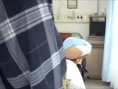 「えっ・・硬いのが当たってるぅ！」彼氏のお見舞いにきたミニスカ彼女にイタズラ☆