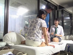 一般男女モニタリングAV マジックミラーの向こうには家族想いの父親！街行く仲良し家族が母娘親子丼3Pに挑戦！童貞息子を母親＆女子校生の妹が連続射精筆おろしできたら100万円！