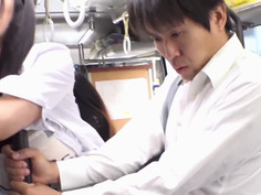 モテた経験がない男子校生が乗り込んだバスは周りがイイ匂いのする人妻だらけ！ 2 揺れる度にデカ尻やボインに触れて爆発寸前！6人の奥様も思春期チ○ポに我慢できまへん。