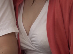 『大きな胸でごめんなさい！』巨乳を知らないうちに強調してしまっている奇跡の爆乳女子は不意に揉まれると激しく感じまくって男のいいなり！