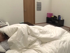 ずっと布団の中…密着ねっとりピストンでドクドク中出しが止まらない 唯井まひろ