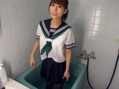 神パンスト 加藤いおり 制服ロリ美少女の美脚を包んだ生ナマしいパンストを完全着衣でムレた足裏からつま先を味わい尽くす！時には顔騎や足コキ、時にはお尻にコスってぶっかけとやりたい放題！発情させられた女の変態調教絶頂プレイを楽しむフェチAV