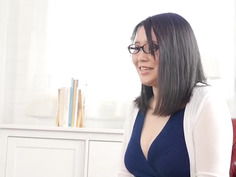 眼鏡をかけた地味なむちむち巨乳はMっ気強い根スケベ妻！ 激しい妄想オナニーだけじゃ物足りなくなってAVデビュー 吾妻ゆきの